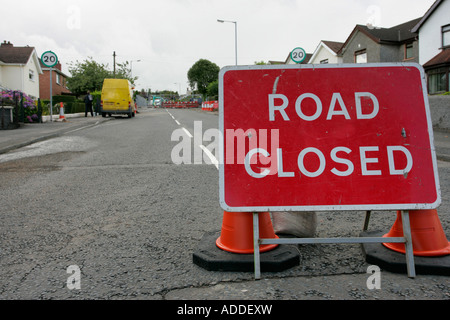 Road closed sign en raison de travaux de voirie sur la rue résidentielle dans newtownabbey Banque D'Images