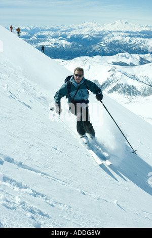 Ski alpin skieur, high angle view, montagnes en arrière-plan Banque D'Images