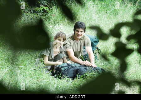 Couple de randonneurs dans l'herbe Banque D'Images