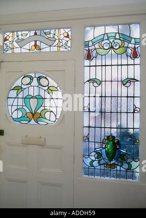 Vitraux de style édouardien de décoration de porte avant à l'intérieur du logement britannique Londres Banque D'Images