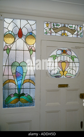 Vitraux de style édouardien de décoration de porte avant à l'intérieur du logement britannique Londres Banque D'Images