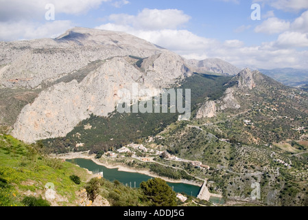 Le village d'El Chorro éclipsé par la Sierra de Huma et le barrage de l'Embalse Tajo de la Encaritada au premier plan Banque D'Images