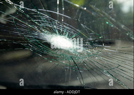 Close up de smashed pare-brise de voiture fissuré causés par des vandales Banque D'Images