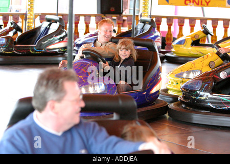 Père et fille appréciant les dodgems à la foire Banque D'Images