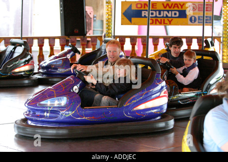 Père et fille appréciant les dodgems à la foire Banque D'Images