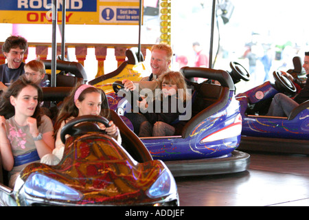 Père et fille appréciant les dodgems à la foire Banque D'Images