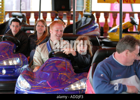 Père et fille appréciant les dodgems à la foire Banque D'Images