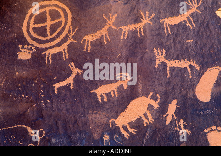 Newspaper Rock est une collection de pictogrammes datant de 2000 ans dans le sud de l'Utah USA Banque D'Images