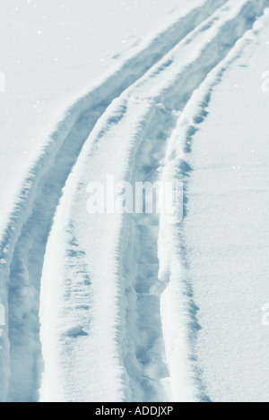 Les traces de pneus dans la neige Banque D'Images