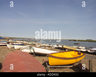 Les canots sur la plage à Orford quay Suffolk Angleterre Banque D'Images