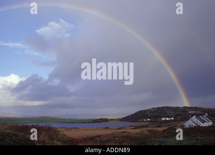 Un arc-en-ciel améliore le cadre magnifique dans les régions rurales de Donegal, sur la côte nord-ouest de l'Irlande Banque D'Images