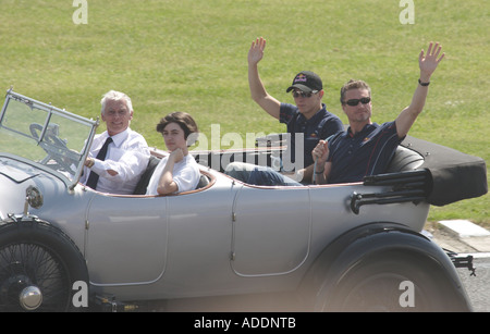 Christian Klien et David Coulthard pilotes pour Red Bull lors de la parade des pilotes de F1 Grand Prix Silverstone Juin 2006 Banque D'Images