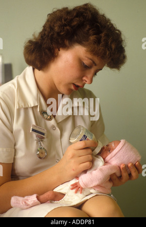 Le nouveau-né de l'infirmière l'infirmière du service national de santé alimente un bébé prématuré de l'Hôpital général de Nottingham. Années 80 80s UK HOMER SYKES Banque D'Images