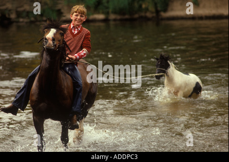 Gypsy Fair Appleby dans Westmorland Cumbria a lieu chaque année en juin 1985 adolescent garçon laver les chevaux avant la vente dans River Eden.1980s Royaume-Uni HOMER SYKES Banque D'Images