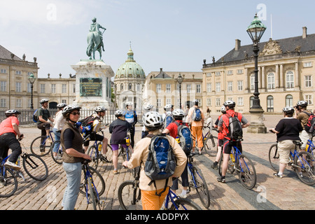 Les cyclistes sur une visite de la ville de Copenhague, visitez le palais d'Amalienborg Banque D'Images