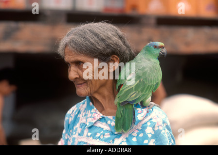 Senior femme âgée âgée avec perroquet vert d'animal de compagnie assis sur son épaule Manaus Brésil Amérique du Sud années 1980 1985 HOMER SYKES Banque D'Images