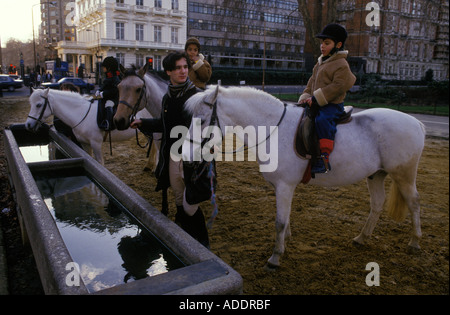 Rotten Row Hyde Park années 1980 Londres. Les enfants prenant des leçons d'équitation à Hyde Park, emmenant leurs chevaux à un abreuvoir d'eau 1980 UK HOMER SYKES Banque D'Images