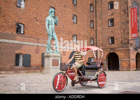 Un pedicab passe une réplique de Michelangelos David en dehors de Statens Museum for Kunst, Copenhague, Danemark Banque D'Images