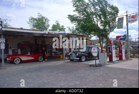 Micocoulier, magasin général et station d'essence sur la route 66 Arizona USA Banque D'Images