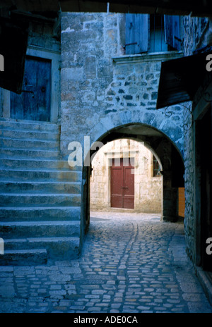 L'une des rues étroites et sinueuses de la cité médiévale ville vénitienne de Trogir, Croatie Banque D'Images