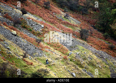 Un vélo de montagne sur la célèbre Wastwater pierriers dans le Lake District Cumbria England UK Banque D'Images