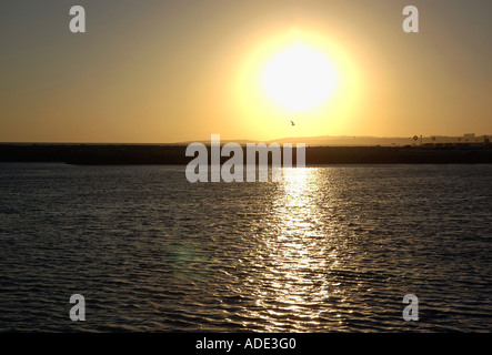 Avis de réunion pacifique coucher du soleil de la plage de Vilamoura Algarve Portugal Europe Iberia Banque D'Images