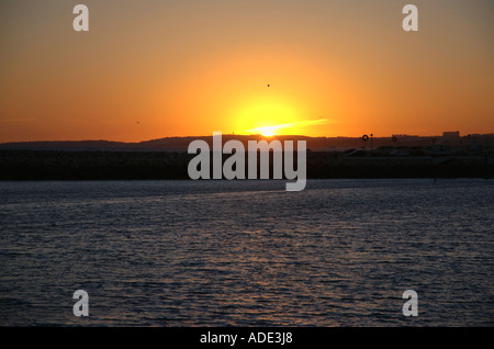 Avis de réunion pacifique coucher du soleil de la plage de Vilamoura Algarve Portugal Europe Iberia Banque D'Images