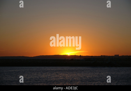 Avis de réunion pacifique coucher du soleil de la plage de Vilamoura Algarve Portugal Europe Iberia Banque D'Images