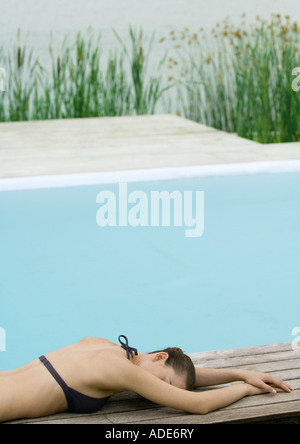 Jeune femme couché à côté d'extérieure Banque D'Images