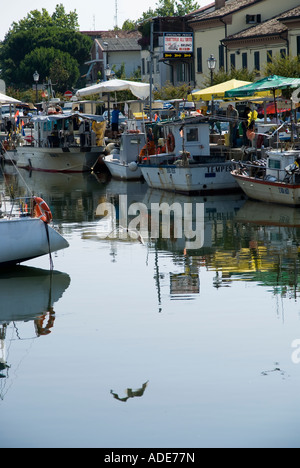 Bateaux de pêcheurs sur le port canal de Cervia, Ravenne, Émilie-Romagne, Italie. Banque D'Images