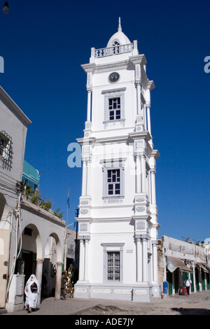 Tripoli (Libye). Tour de l'horloge turque, 19ème. Siècle. Entrée de Souk al Ghizdir, Cuivre Souq ou marché à gauche de la tour. Banque D'Images