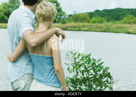 Couple standing par bord du lac d'ensemble Banque D'Images