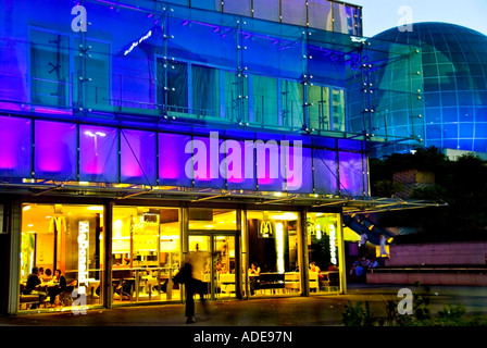 Paris France, architecture commerciale « la Défense Business Center » McDonald's Paris Fast Food Restaurant, illuminé la nuit avec des lumières, Banque D'Images