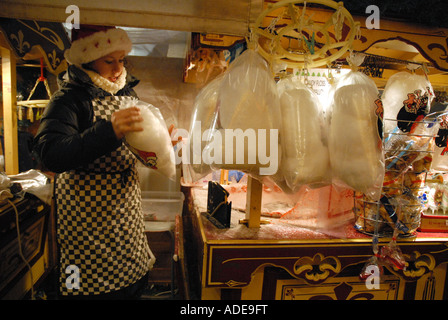 Marchande de barbe à papa en décrochage sur George Square, les célébrations de la veille de Noël. Glasgow. L'Écosse. Déc 06 Banque D'Images