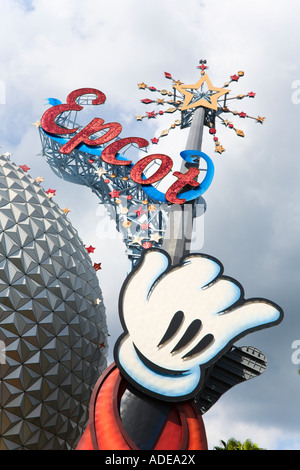 Close-up d'Epcot signer sur sphère à l'entrée du centre Epcot de Walt Disney World, en Floride Banque D'Images