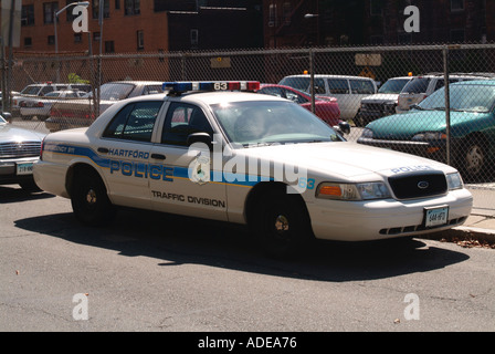 Voiture de police américaine à Hartford Connecticut poursuite de voitures siren bleu scintillant d'application de la loi m Ford Ford Crown Victoria Banque D'Images