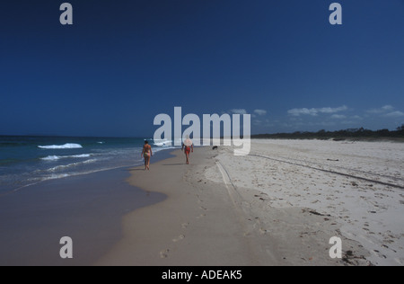 Couple en train de marcher leur chien sur la plage, New Brighton N.S.W Australie décembre 2005 Banque D'Images