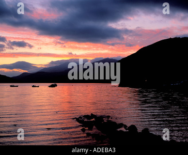 Beau coucher du soleil ardent vu au Loch Tay de Kenmore, Région de Tayside, Écosse, Royaume-Uni. Banque D'Images