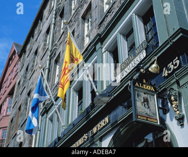 Drapeaux écossais et le Royal Mile signe sur Deacon Brodie's Tavern, Lawnmarket, Edinburgh, Lothian, Scotland, UK. Banque D'Images