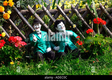 Stan et Ollie chiffres reposant et smiling in suburbia en Bavière, Allemagne Banque D'Images