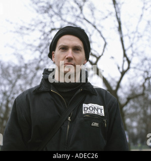 Un homme portant un 'Dont l'attaque contre l'Irak" à la guerre anti rassemblement à Hyde Park Londres Angleterre Royaume-uni 15 février 2003 KATHY DEWITT Banque D'Images