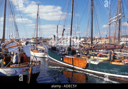 Vieux bateaux à voile et les navires au festival Hafenfest à Bremerhaven North Sea Coast Allemagne Basse-saxe Banque D'Images