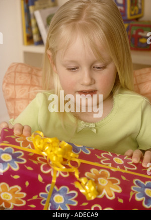 Young Girl holding a present Banque D'Images