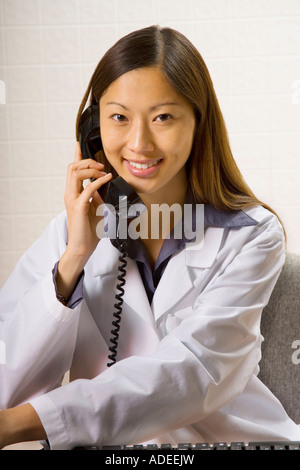 Réceptionniste médicale parlant à un patient sur le téléphone. Banque D'Images