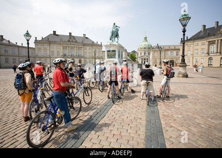 Les cyclistes sur une visite de la ville de Copenhague, visitez le palais d'Amalienborg Banque D'Images