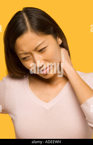 Femme a une douleur dans son cou. Banque D'Images