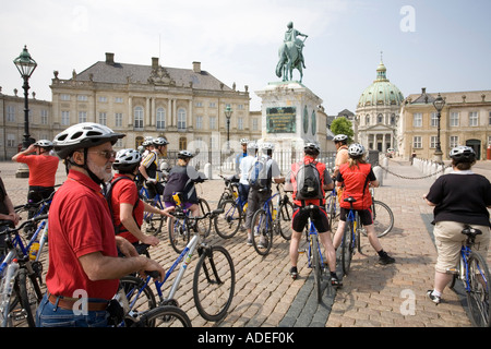 Les cyclistes sur une visite de la ville de Copenhague, visitez le palais d'Amalienborg Banque D'Images