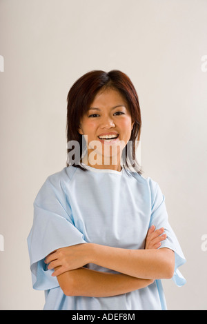 Femme portant une robe patient sourit. Banque D'Images