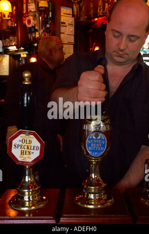 Un barman pulling a pint dans une pinte dans Brighton Sussex England UK Banque D'Images