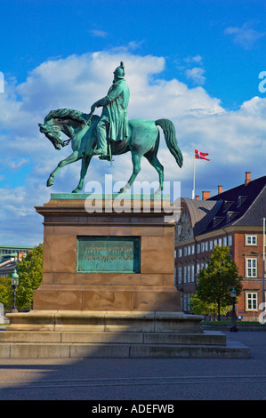 Statue de Frederik Syvende dans Slotsplads devant le Parlement Danois Copenhague Danemark EU Banque D'Images